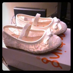 White Toddler shoes Size: 6